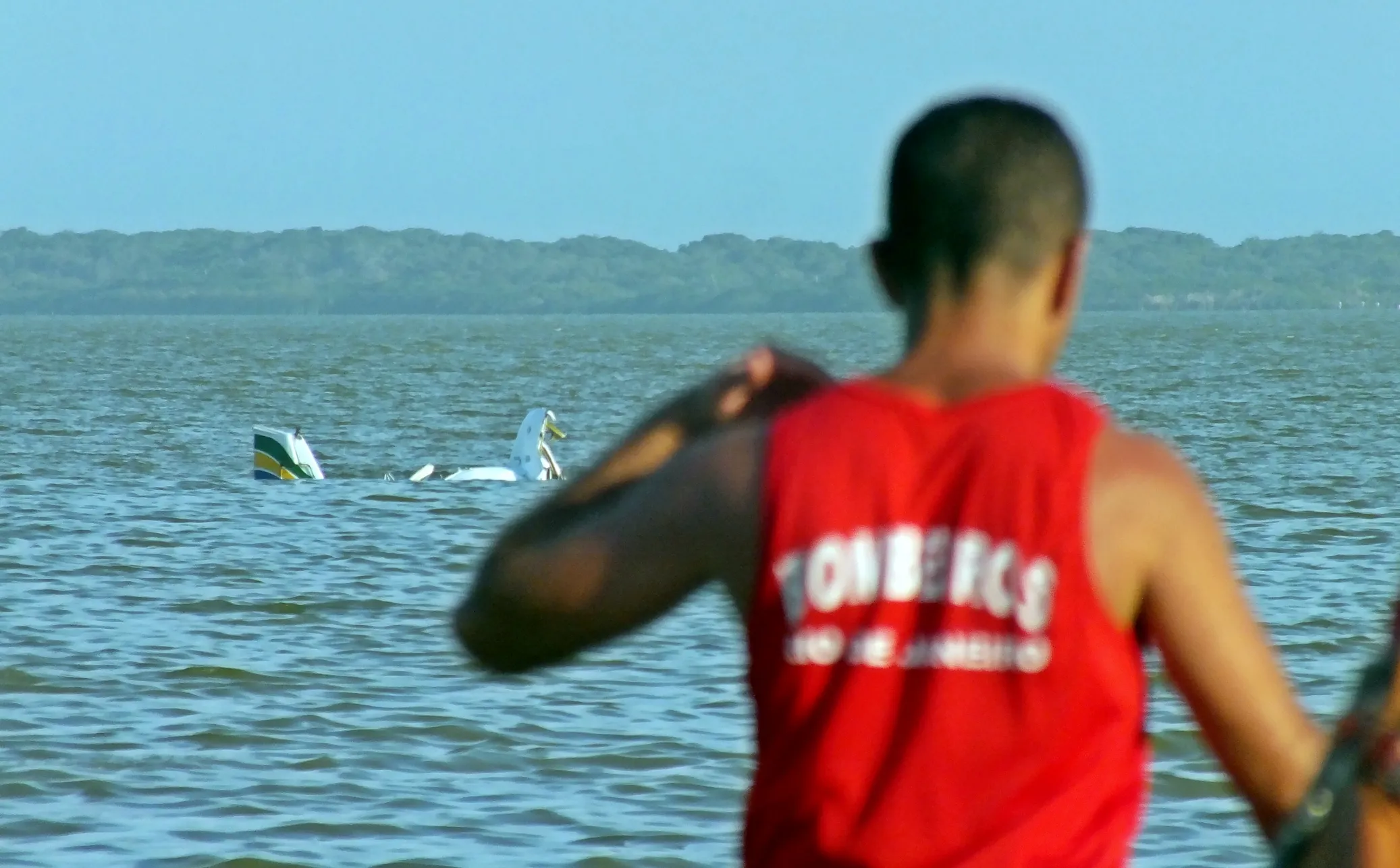 Bombeiros auxiliaram no resgate dos dois corpos na queda de um avião na Lagoa de Maricá. (Foto: João Henrique | Maricá Info)