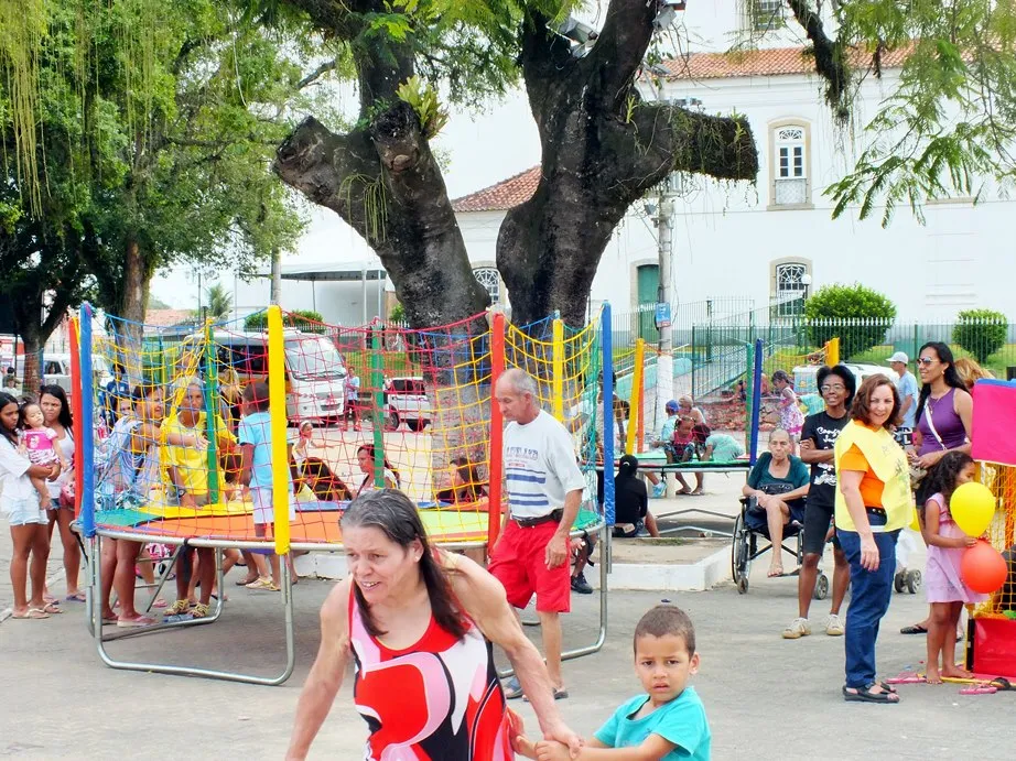 Crianças se divertem no pula-pula e na piscina de bolinhas. (Foto: João Henrique | Maricá Info)