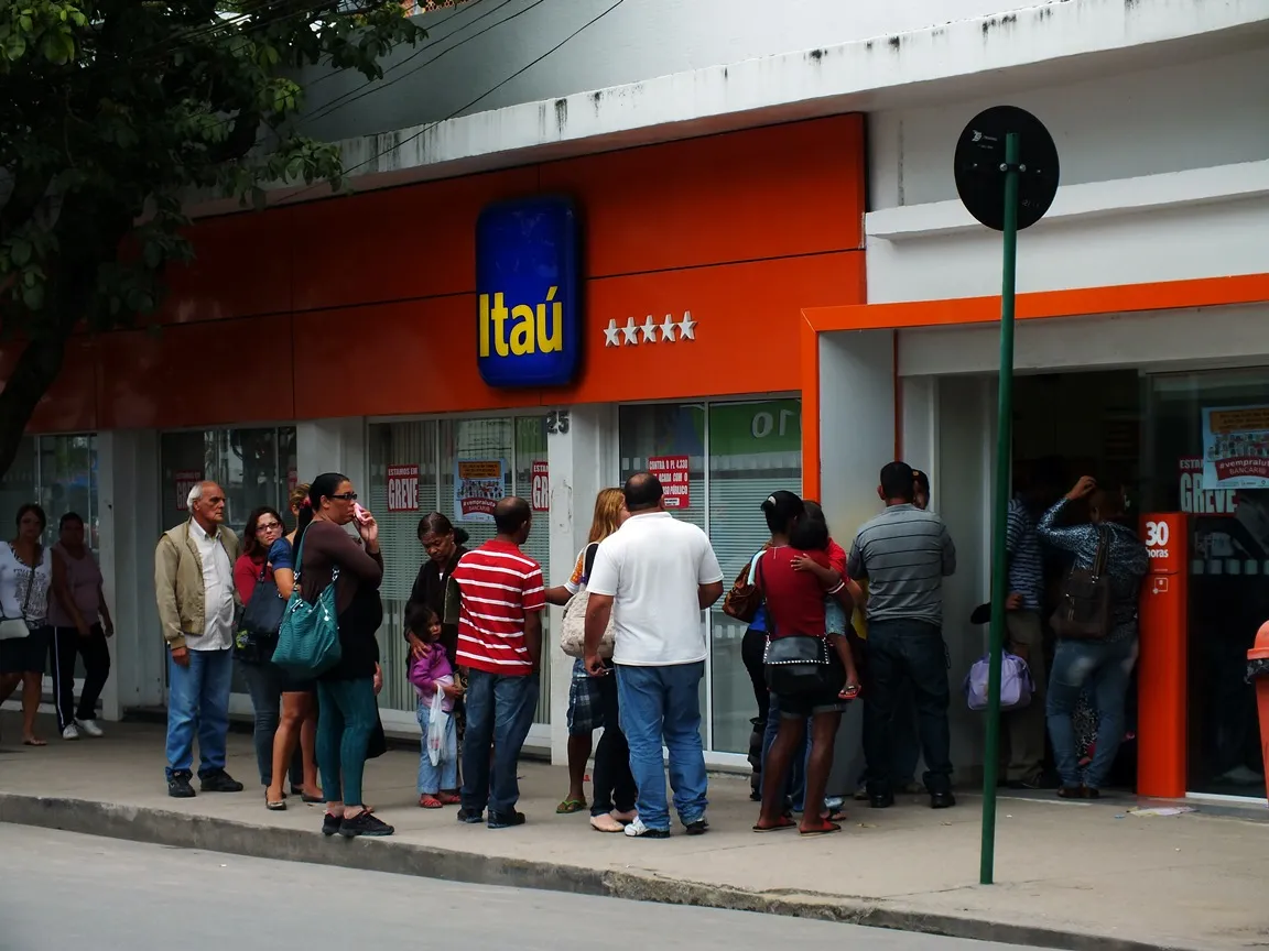 Bancos voltam a abrir em Maricá 1 Greve causou imensas filas nos caixas eletrônicos. (Foto: João Henrique | Maricá Info)