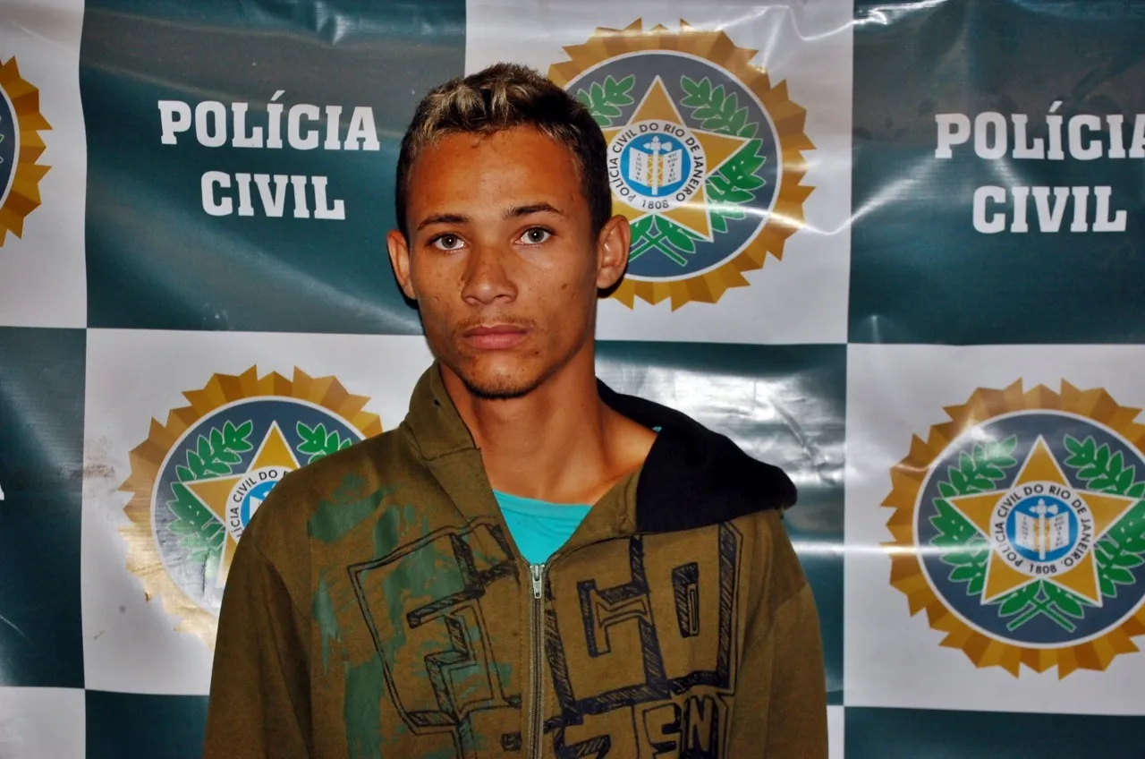 Itaboraí: Jovem é preso na Reta Velha com cocaína 1 Jovem foi preso com 50 papelotes de cocaína. (Foto: Leonardo Costa)