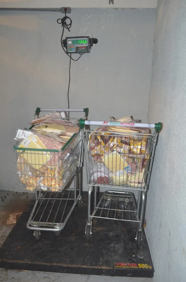 Vigilância Sanitária Municipal apreende alimentos impróprios para consumo no Supermarket 2 Carnes e laticínios estavam expostos sem refrigeração. (Foto: Clarildo Menezes)