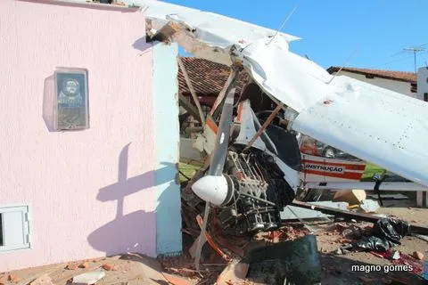 Prefeitura de Maricá ‘visitou’ aeródromo municipal na véspera da queda do avião no Centro 1 Queda de avião deixou o piloto morto e o aluno de uma escola de aviação ferido. (Foto: Magno Gomes)