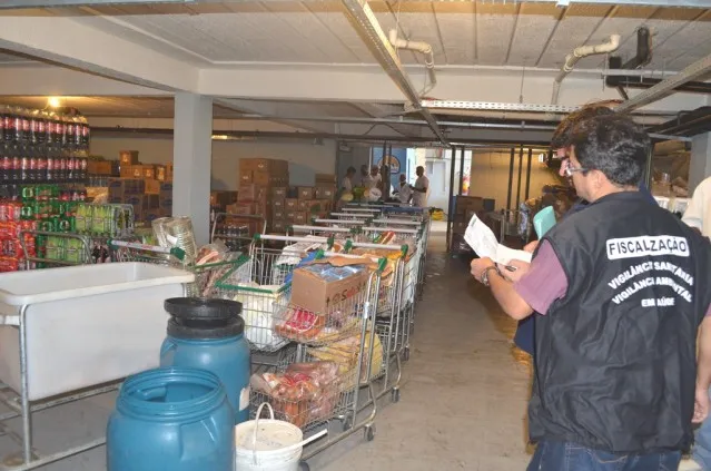 Vigilância Sanitária Municipal apreende alimentos impróprios para consumo no Supermarket 1 Uma tonelada de mercadorias estavam impróprias para consumo no SuperMarket em São José. (Foto: Clarildo Menezes | PMM)