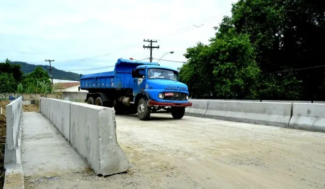 Ponte do Bosque fundo foi reformada e está aberta para pedestres e carros. (Foto: Fernando Silva)