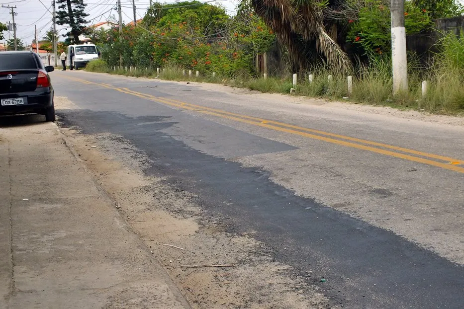 Prefeitura tapa buracos em Cordeirinho após reportagem 2 Buracos foram tapados na Avenida Maysa (RJ102). (Foto: João Henrique | Maricá Info)