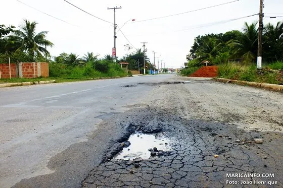 Em duas semanas o asfalto já está se desfazendo. (Foto: João Henrique | Maricá Info)