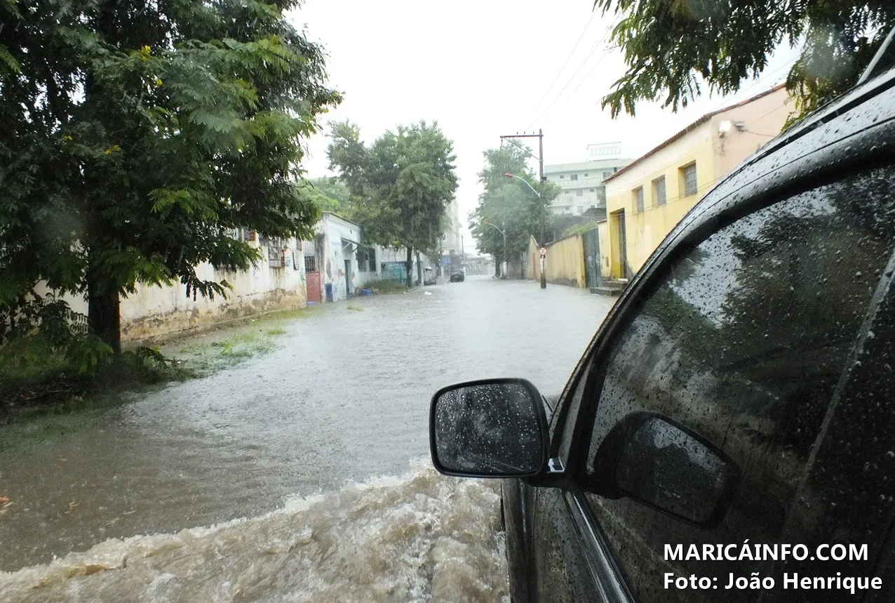 Maricá: Moradores ficam ilhados após forte chuva 2 Rua Alferes Gomes, no Centro, intransitável desde o começo da manhã. (Foto: João Henrique | Maricá Info)