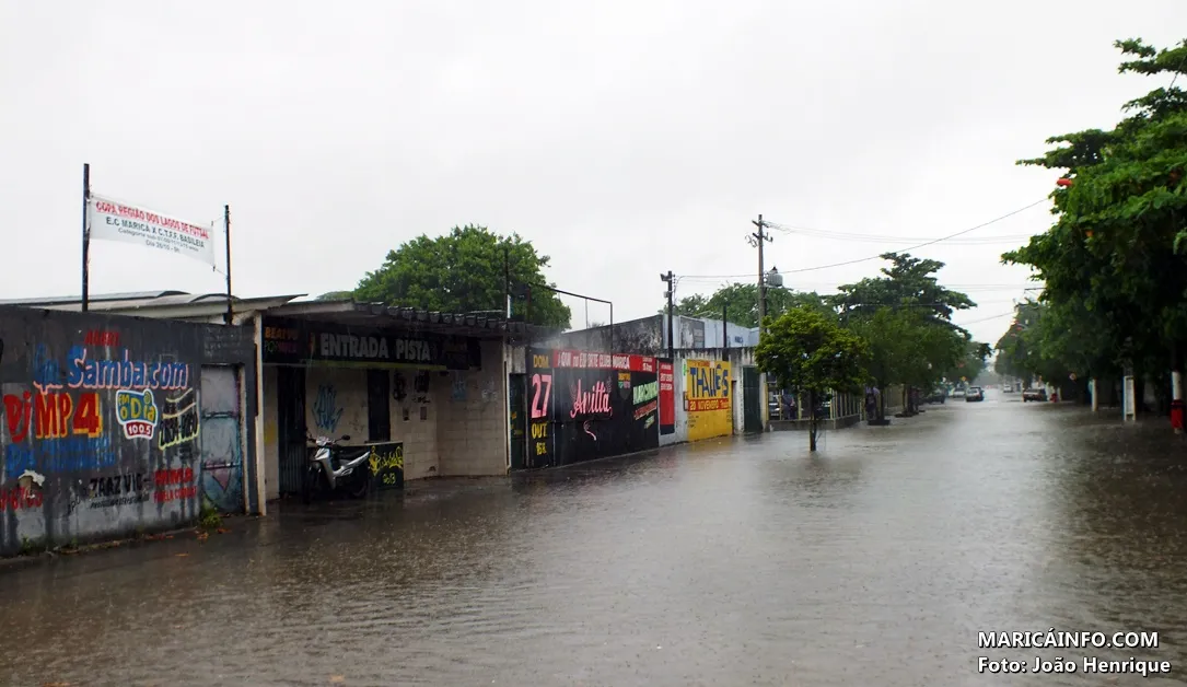 Maricá: Moradores ficam ilhados após forte chuva 1 Rua Barão de Inoã completamente alagada. (Foto: João Henrique | Maricá Info)
