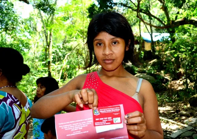 Índios recebem cartão cumbuca, moeda social de Maricá. (foto: Divulgação)
