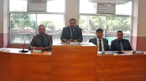 Composição da mesa diretora com o presidente Chiquinho (PT), que deverá colocar ou não em votação o pedido do PSL. (foto: Arquivo | Maricá Info)