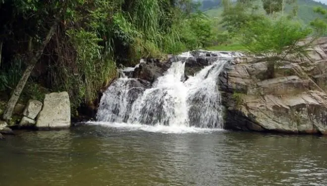 Cachoeira de Tomascar fica em Rio Bonito, mas tem acesso por trilha que começa em Maricá.