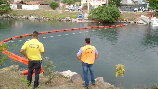 Bóias foram colocadas no Canal de Ponta Negra para o óleo não contaminar a água da lagoa.