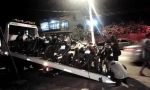 Onze motos foram apreendidas e dois carros foram autuados na operação.
