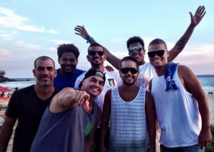 Grupo Sambaí na praia de Ponta Negra, em Maricá.