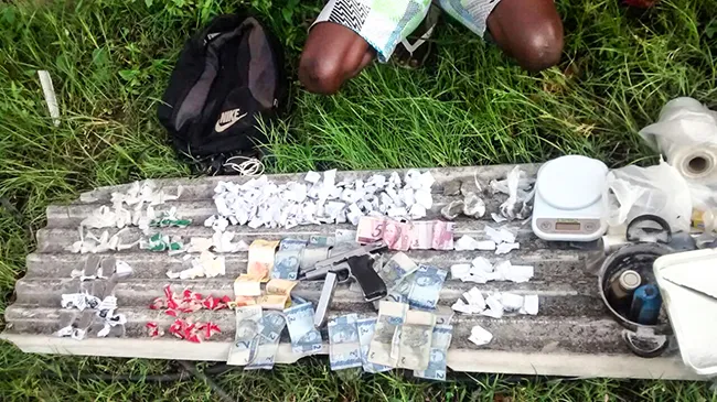 Drogas apreendidas na comunidade do Portão, em Tribobó, São Gonçalo.