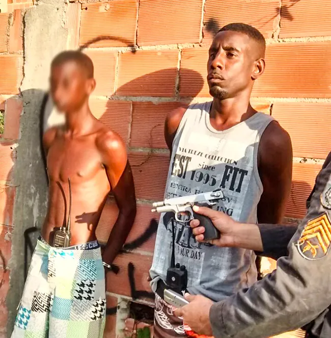 Trio estava com pistola Smith&Wesson 9mm e um carregador, com 11 munições.
