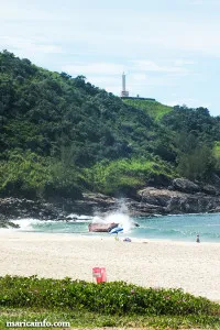 Embarcação de 26 metros naufragou e está há mais de três semanas na praia de Ponta Negra. (fotos: João Henrique / Maricá Info)