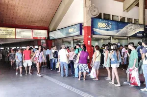 Terminal Rodoviário de Niterói ficou com as baias cheias devido ao trânsito complicado em Niterói e na Ponte Rio-Niterói. (foto: Michelle Lima / Maricá Info)