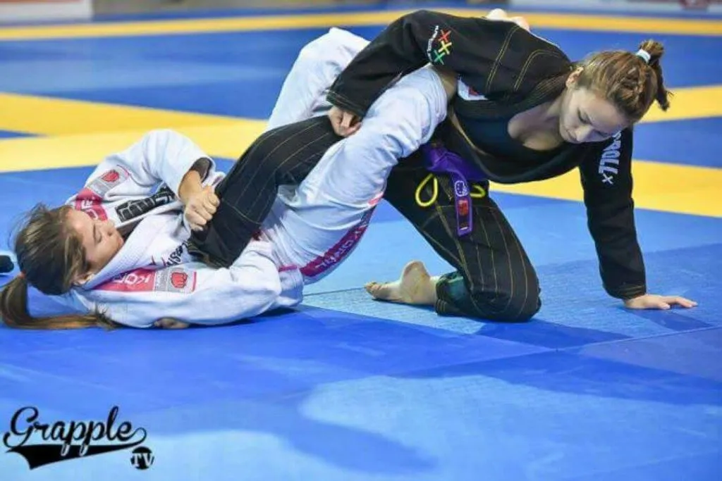Mayssa aplica 'chave de perna' em atleta.