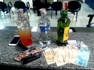 Uma arma calibre 9mm, munições, bebidas e R$ 1.350,00 em espécie foram apreendidos pela PM. (fotos: Mauro Luis / Maricá Info)
