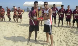 Secretário Adjunto de Esportes entrega taça ao capitão do Barra. (foto: Clarildo Menezes)