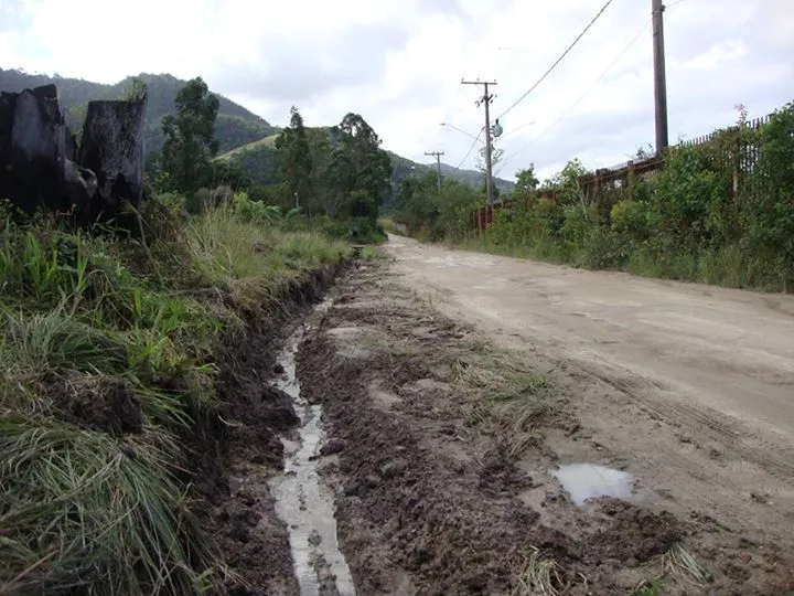 Moradores e proprietários de lotes denunciam a completa falta de infraestrutura do 'condomínio'. 