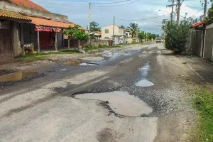Crateras espalhadas em toda extensão da Avenida Maysa (RJ-102), em Maricá. (fotos: João Henrique / Maricá Info)