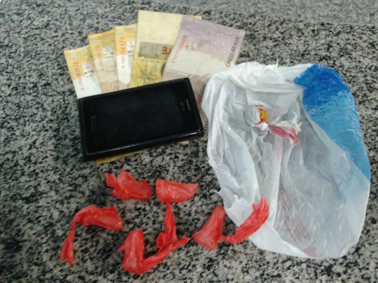 Homem é capturado com drogas em Inoã 1 Com Juan foi encontrado pinos de cocaína e trouxinha de maconha, além de dinheiro em espécie. (Fotos: Mauro Luis / Maricá Info)