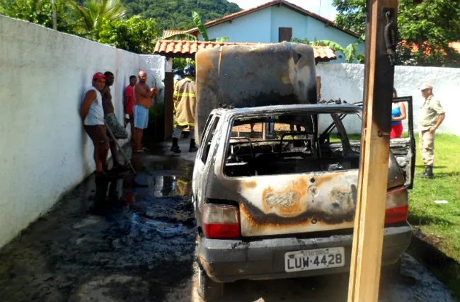 Populares ajudaram a combater o incêndio. (foto: Leitor / Maricá Info)