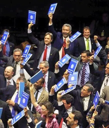 Mais de 300 deputados foram contra o Projeto de Lei que autoriza a contração de terceirizados para os chamados 'serviços fins'. 