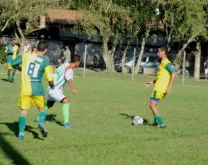 O time de Inoã (amarelo) venceu a equipe do Spar também nos pênaltis por 4 a 2