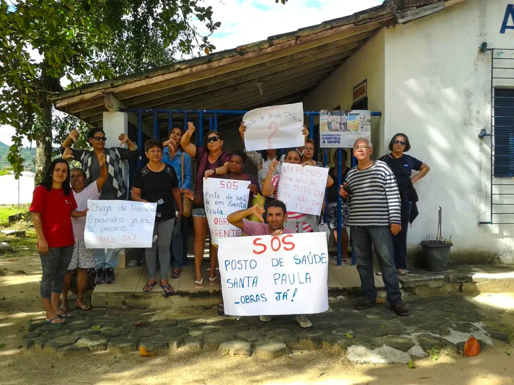 Moradores de Santa Paula, em Maricá, protestam contra paralisação de obra em posto de saúde 3 Com cartazes, moradores pediram retomada das obras do posto de saúde de Santa Paula.