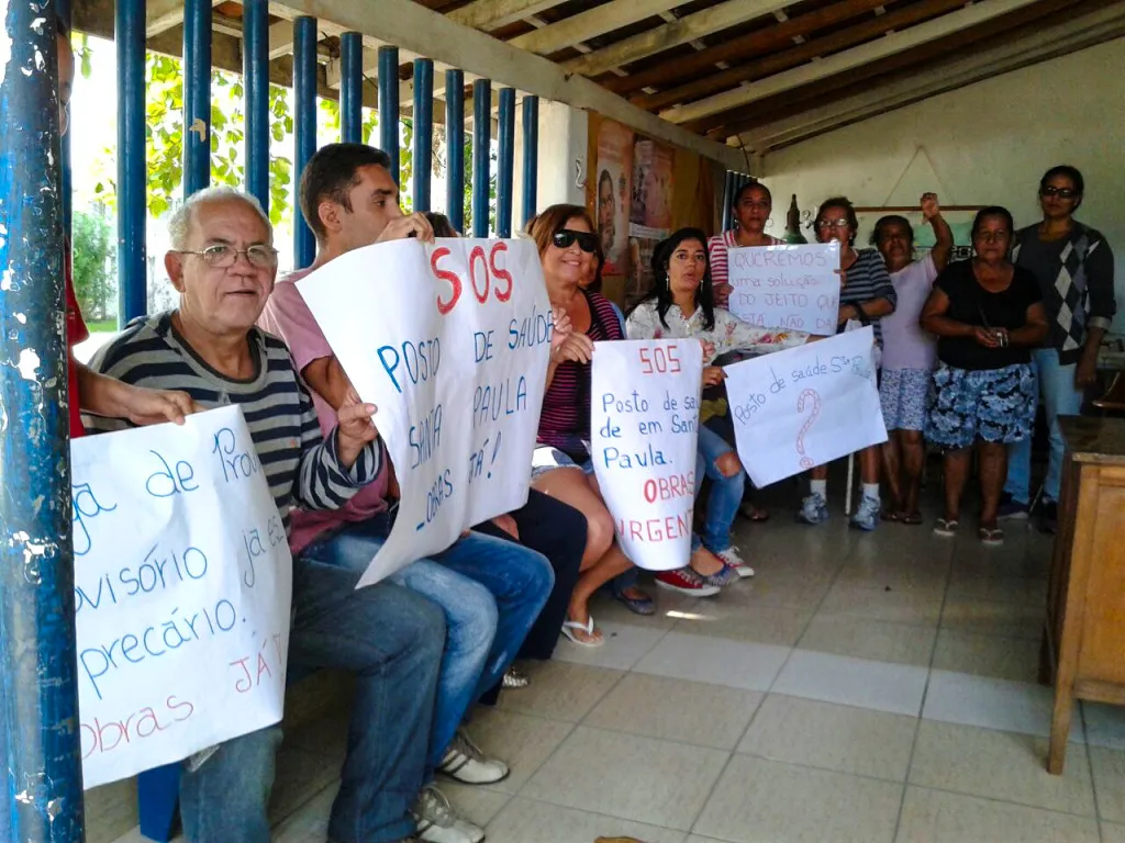 Moradores de Santa Paula, em Maricá, protestam contra paralisação de obra em posto de saúde 5 Com cartazes, moradores pediram retomada das obras do posto de saúde de Santa Paula.
