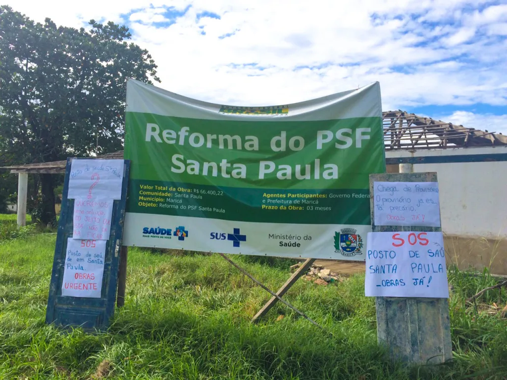 Moradores de Santa Paula, em Maricá, protestam contra paralisação de obra em posto de saúde 2 Com cartazes, moradores pediram retomada das obras do posto de saúde de Santa Paula.