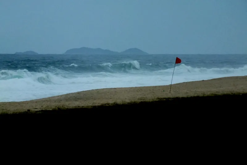 Ondas de até 3,5 metros atingem as praias do município. (foto: João Henrique / Maricá Info)