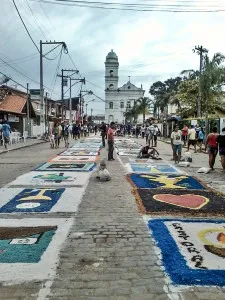 Tapetes de sal começam a ser confeccionados por volta das 7h30 desta quinta-feira. (foto: Arquivo / Maricá Info)