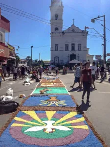Fiéis celebram Corpus Christi em Maricá 1 Tapetes foram confeccionados entre nas ruas Almeida Fagundes e Avenida Nossa Senhora do Amparo, no Centro.