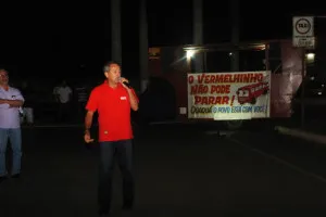 Manifestação a favor dos “vermelhinhos” reúne centenas de pessoas em Maricá 2 Darby Igaiara, presidente da Central Única dos Trabalhadores (CUT-RJ) do Rio, também esteve presente. (fotos: João Henrique / Maricá Info)