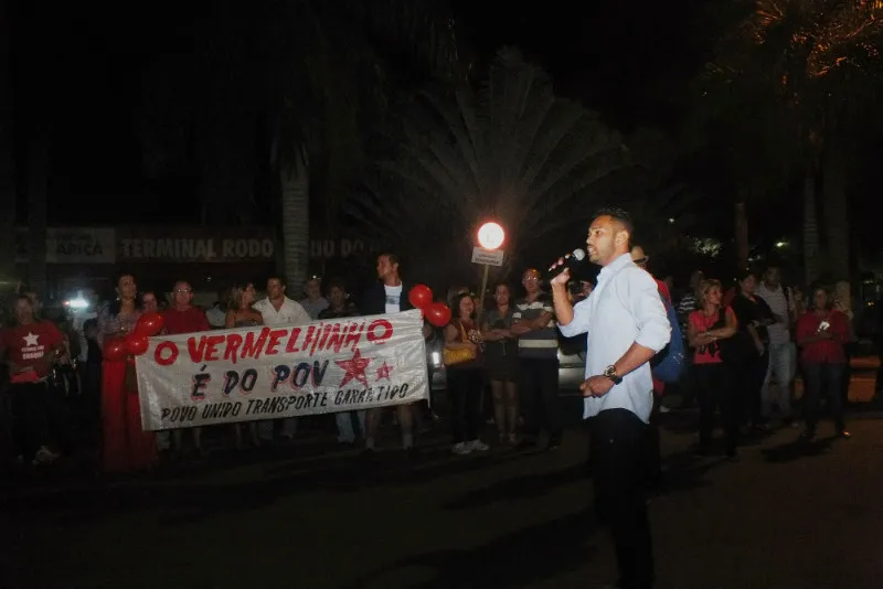 Manifestação a favor dos “vermelhinhos” reúne centenas de pessoas em Maricá 1 Renan Mendonça discursou sobre a importância da Tarifa Zero em Maricá.