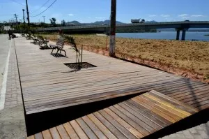 Espaço, ao lado da ponte, tem rampas de acessibilidade e banco