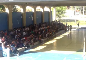 Alunos fizeram paralisação após falta d'água no Ciep, no Centro de Maricá. 