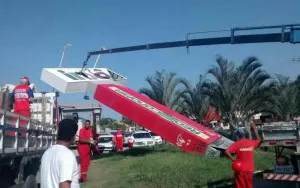 Maricá retira publicidade irregular às margens da RJ-106 em Inoã 1 Fiscais da prefeitura removeram publicidade irregular em Inoã.