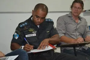 O Capit&atilde;o Barreto anotou todas as demandas referentes &agrave; seguran&ccedil;a de Itaipua&ccedil;u. 