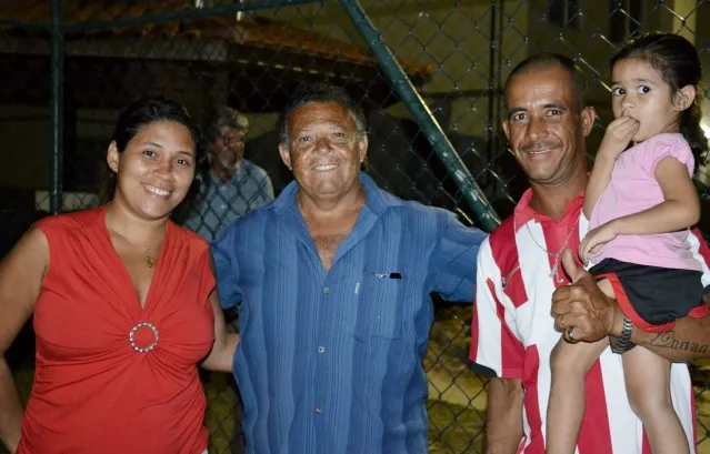 Carlos Henrique Soares (camisa azul) eleito s&iacute;ndico do Setor D