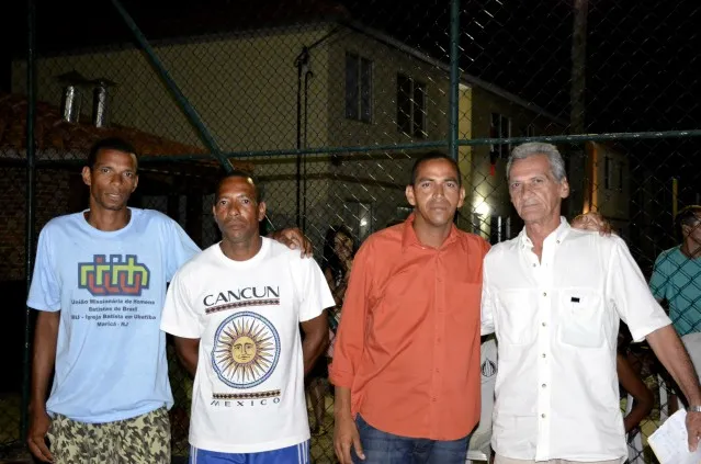 Rog&eacute;rio Cardoso (camisa laranja) foi eleito s&iacute;ndico do Setor A