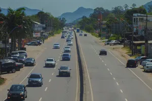 Tr&acirc;nsito intenso na RJ-106 na pista sentido Regi&atilde;o dos Lagos. (foto: Jo&atilde;o Henrique / Maric&aacute; Info)