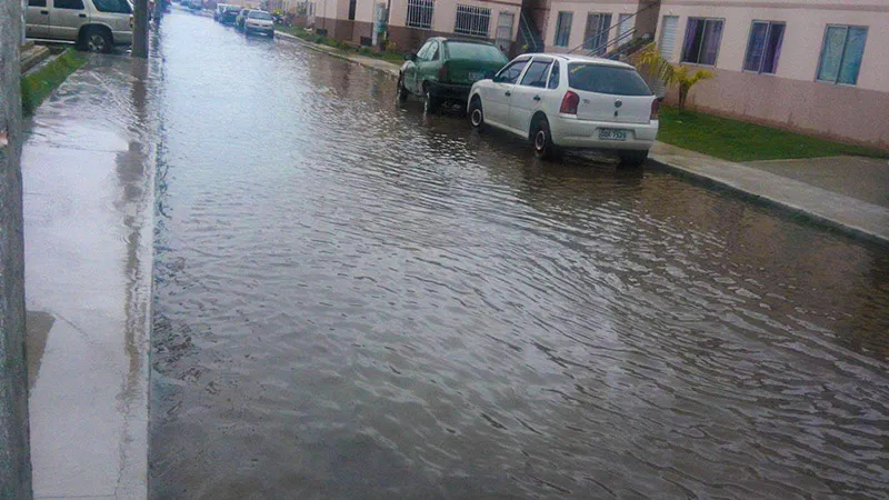 Rua alagada no Condomínio Minha Casa, Minha Vida, em Inoã.