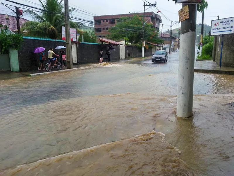 Rua alagada no Centro de Maricá. (foto: Brenno Syllos)