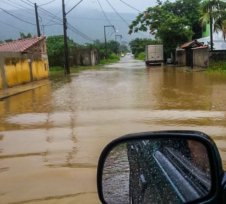 Rua no bairro Recanto, em Itaipuaçu, ficou completamente alagada.