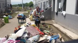 Após alagamento em Maricá, moradores encontram cobras em casas e contabilizam prejuízos 1 Martinha Batista, de 59 anos lamenta ter pedido tudo em enchente Foto: Ricardo Rigel / Extra Leia mais: http://extra.globo.com/noticias/rio/apos-alagamento-em-marica-moradores-encontram-cobras-em-casas-contabilizam-prejuizos-18805874.html#ixzz422jKcKdV